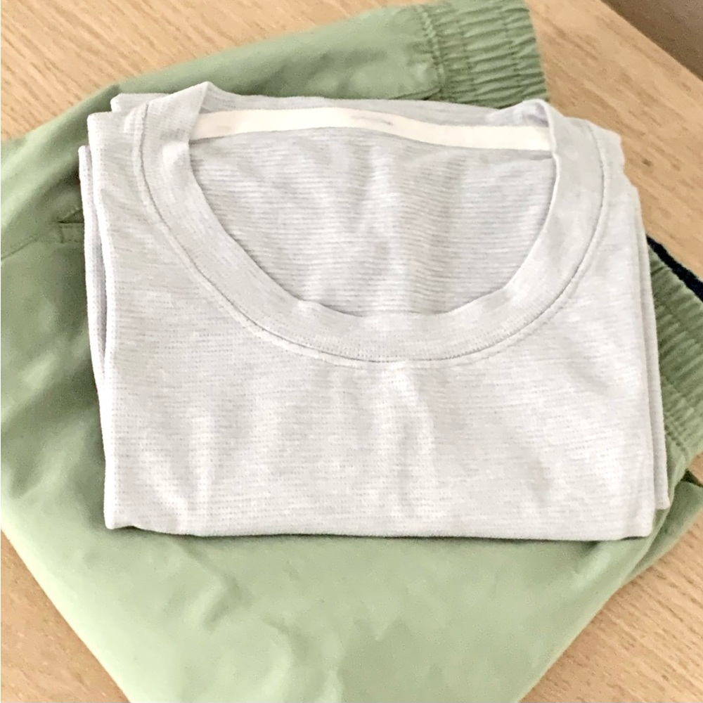 Lululemon Men’s Grey T-Shirt